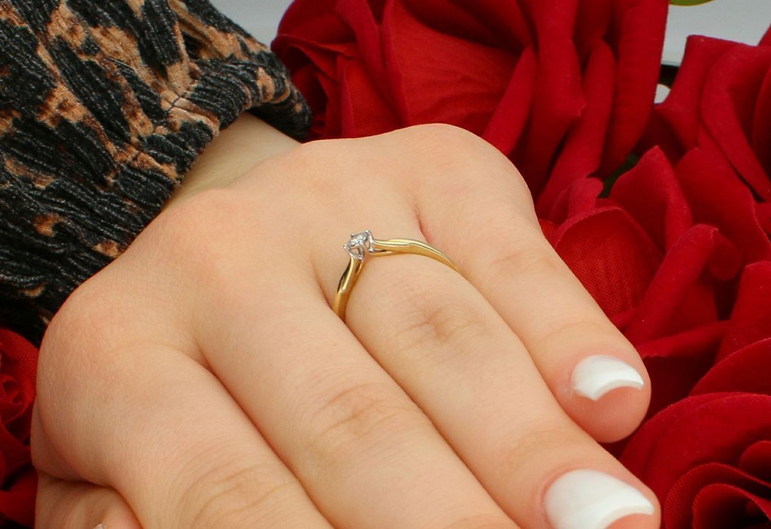 Złoty pierścionek damski 585 Subtelny diament R 4316. Piękna, kobieca biżuteria wykonana z żółtego 14-karatowego złota, ozdobiona centralnie osadzonym diamentem o masie 0,03ct 1.jpg